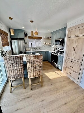 Jääkaappi, mikroaaltouuni, uuni, liesi