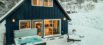 Cozy Little Cabin w/Hot Tub

