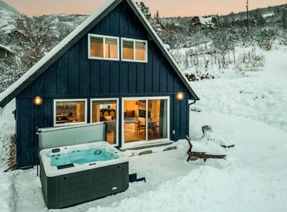 Cozy Little Cabin w/Hot Tub