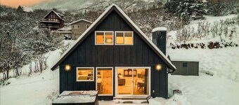 Cozy Little Cabin w/Hot Tub
