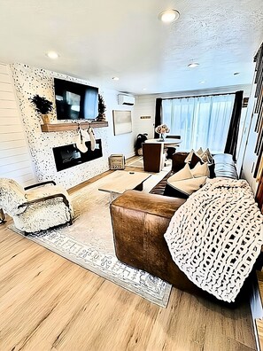 Smart TV, chimenea y libros 