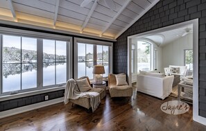 Smart TV, chimenea y libros 