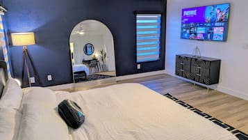 8 slaapkamers, een bureau, een strijkplank/strijkijzer, reisbedje