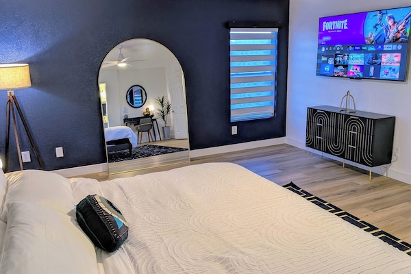 Bedroom 1: Master w Ensuite Bathroom