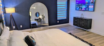 8 BEDROOM Fun Smart Stylish Home, 8 Minutes to the Strip