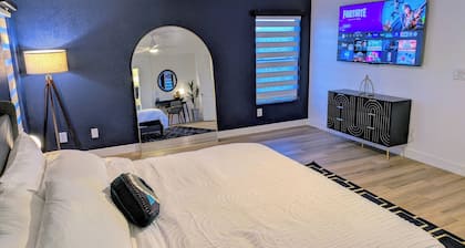 8 BEDROOM Fun Smart Stylish Home, 8 Minutes to the Strip