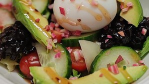 A bowl of salad with various vegetables and a boiled egg. - O'Fun Art  (Airvault)