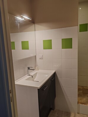 Classic Double Room Single Use | Bathroom | Shower, free toiletries, towels, soap - O'Fun Art (Airvault)