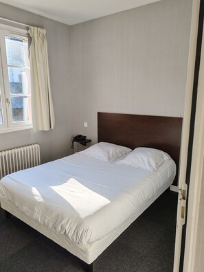 Desk, free WiFi - O'Fun Art  (Airvault)