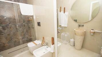 Chuveiro, secador de cabelo, bidê, toalhas de banho