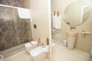 Dusche, Haartrockner, Bidet, Handtücher