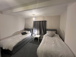 5 bedrooms, iron/ironing board, WiFi