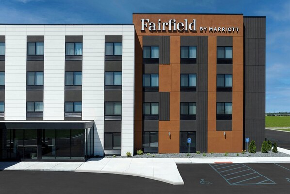 Un hotel Fairfield by Marriott con fachada moderna, ventanas amplias y un estacionamiento con acceso para discapacitados.