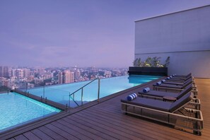 Hồ bơi ngoài trời