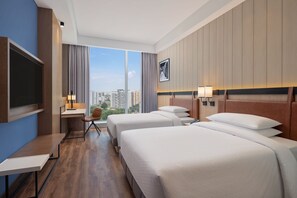 Bộ đồ giường cao cấp, minibar, két bảo mật tại phòng, bàn