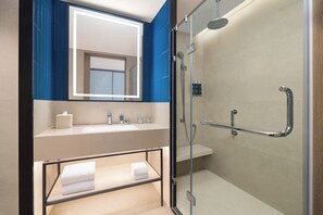 Combined shower/tub, rainfall showerhead, free toiletries, hair dryer - Four Points by Sheraton Nashik (Nashik)