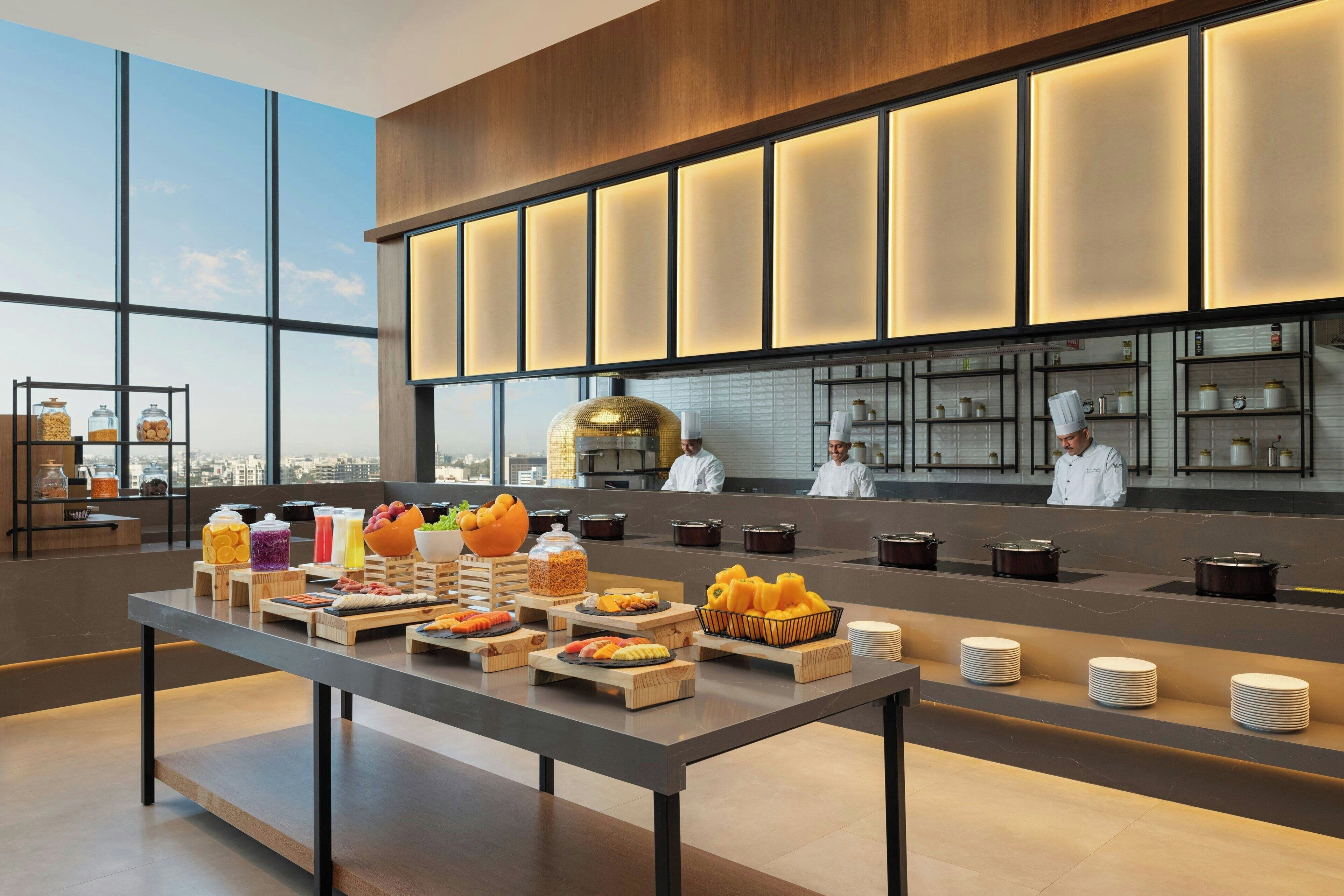 2 restaurants; breakfast, lunch, dinner and brunch served 