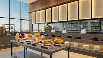 2 restaurants; breakfast, lunch, dinner and brunch served