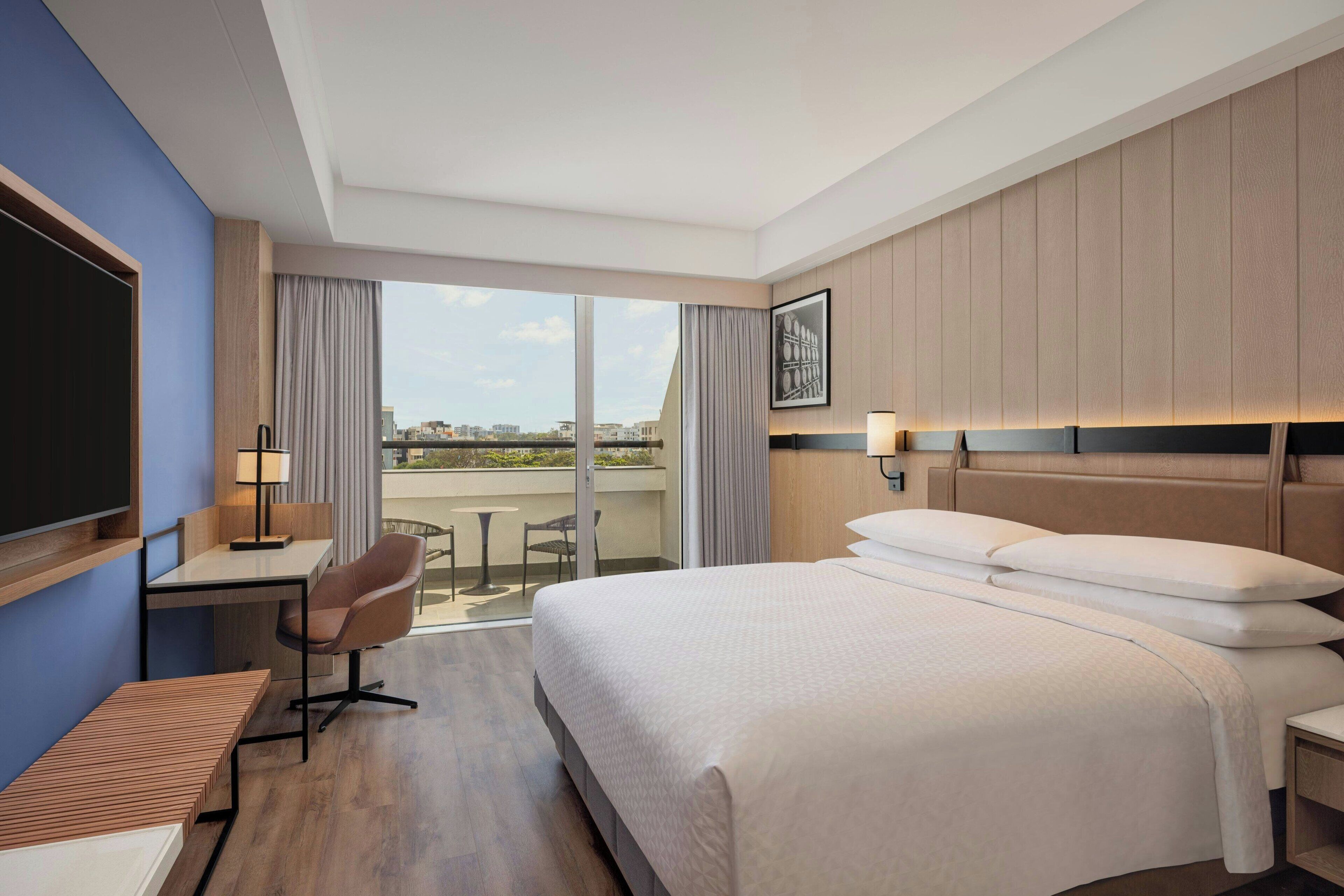 Superior Room, 1 King Bed, City View | Premium bedding, minibar, in-room safe, desk