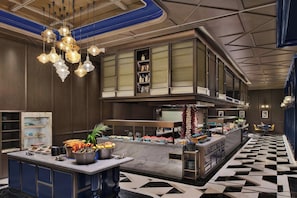 2 restaurants servant le déjeuner, le dßner, le souper et le brunch
