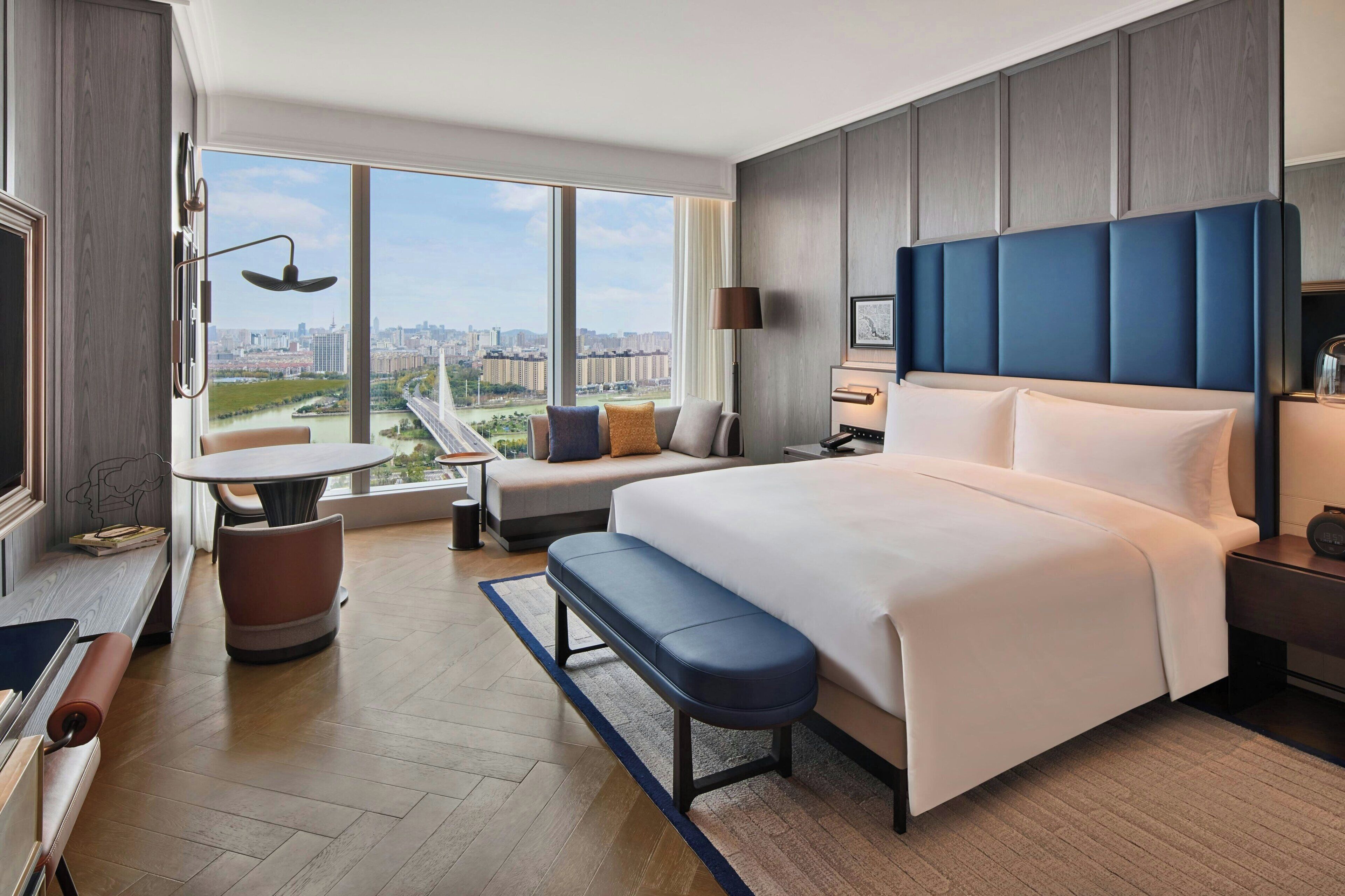 Cubrecamas, minibar, caja de seguridad en la habitación y escritorio 