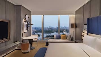 Deluxe Room, 1 King Bed, Canal View