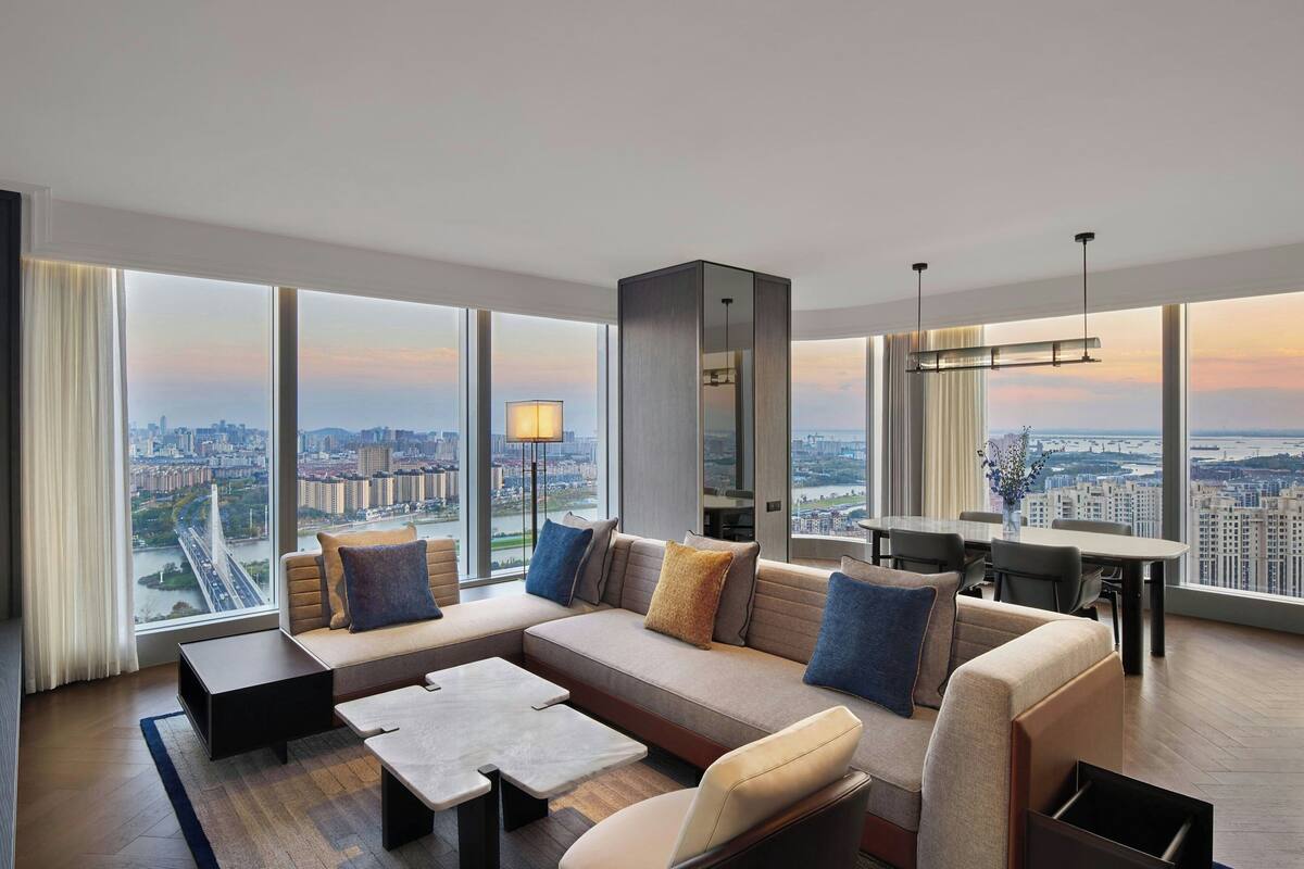 Suite Exécutive, 1 très grand lit (View) | Couette en duvet d'oie, minibar, coffres-forts dans les chambres, bureau