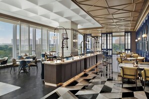 2 restaurants, servant le déjeuner et le dîner; cuisine internationale