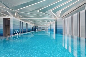 Una piscina techada, abierta desde las 07:00 hasta las 22:00, sombrillas
