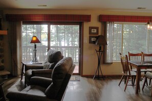 Fernseher, Kamin, DVD-Player, Bücher