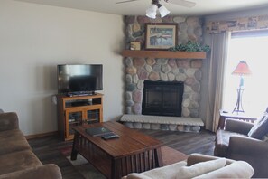 Fernseher, Kamin, DVD-Player, Bücher