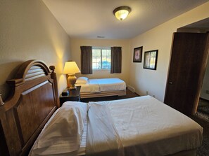 2 bedrooms, iron/ironing board, free WiFi, bed sheets - 2 Bedroom condo great view of Duck Lake (Eagle River)