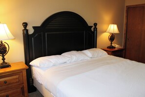 2 bedrooms, iron/ironing board, free WiFi, bed sheets - 2 Bedroom Accessible unit, lake view on duck lake (Eagle River)
