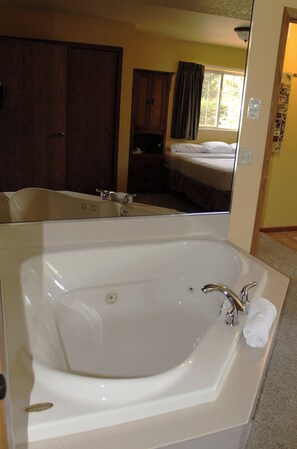 2 bedrooms, iron/ironing board, free WiFi, bed sheets - 2 Bedroom Accessible unit, lake view on duck lake (Eagle River)