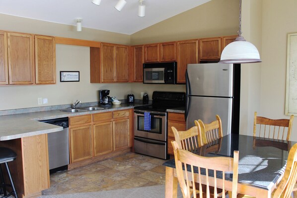 Refrigerador, microondas, horno y parrilla de estufa 