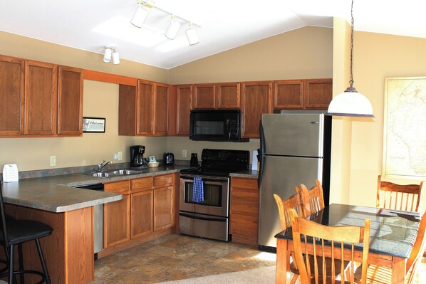 Kjøleskap, mikrobølgeovn, ovn og kokeplater