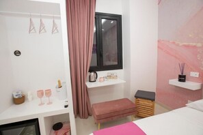 1 habitación, tabla de planchar con plancha, wifi y ropa de cama