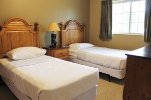 2 bedrooms, iron/ironing board, free WiFi, bed sheets - 2 Bedroom, balcony beach view condo @ Duck Lake (Eagle River)