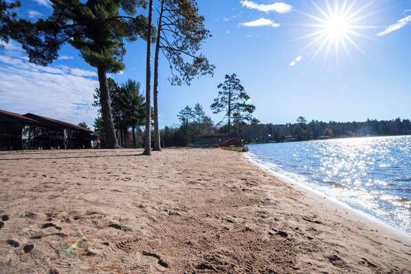 Beach - 2 bedroom condo, great view of Duck Lake (Eagle River)