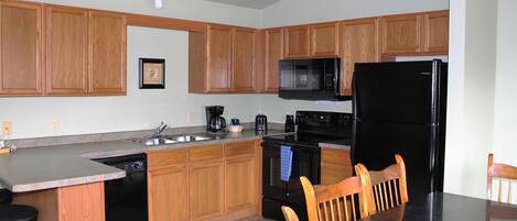 Réfrigérateur, four à micro-ondes, un four, surface de cuisson