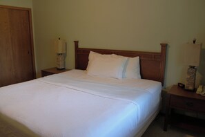 2 bedrooms, iron/ironing board, free WiFi, bed sheets - 2 bedroom Lynx Lake condo in Eagle River WI (Eagle River)