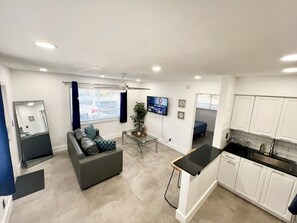 Smart TV - Central, Modern & Stylish 1Br 1Bath Apt in Lake Ridge (Fort Lauderdale)