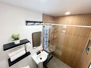 Een haardroger, handdoeken, zeep, toiletpapier