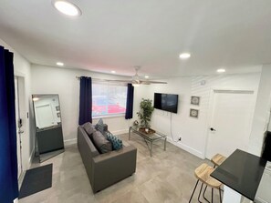 Smart TV - Central, Modern & Stylish 1Br 1Bath Apt in Lake Ridge (Fort Lauderdale)