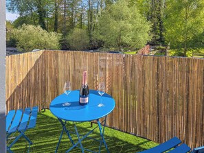 Outdoor dining - 2 bedroom accommodation in Bridge of Allan (Bridge of Allan)