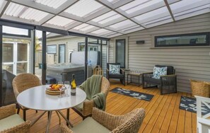 Outdoor dining - Stay Taupo -  with Hot Tub (Taupo)