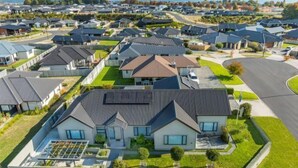 Un quartier résidentiel avec des maisons modernes, des pelouses bien entretenues et des rues dégagées.