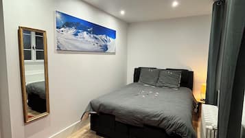 2 slaapkamers, een strijkplank/strijkijzer, reisbedje, wifi