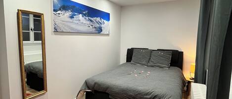 2 soverom, strykejern/-brett, reiseseng for barn og wi-fi