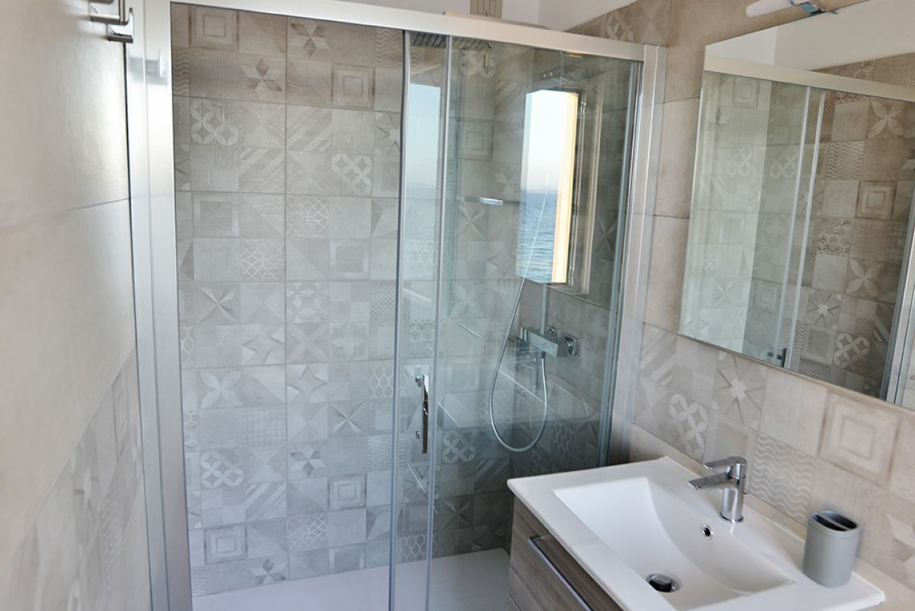 Een douche, een haardroger, een bidet, handdoeken